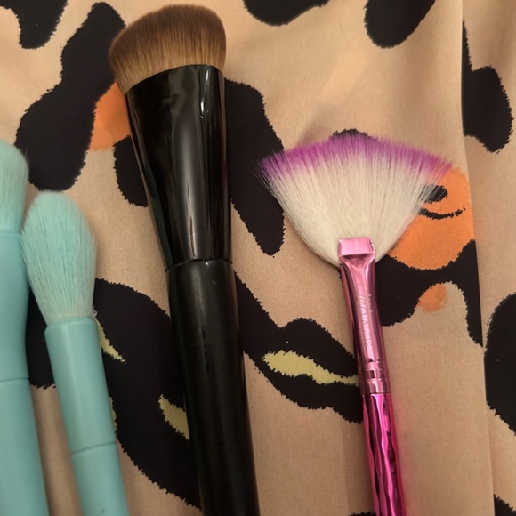 💗 2 for $25 💗 Makeup brush bundle! Avon, Beauty Creations, Revolution & more! - Picture 4 of 5
